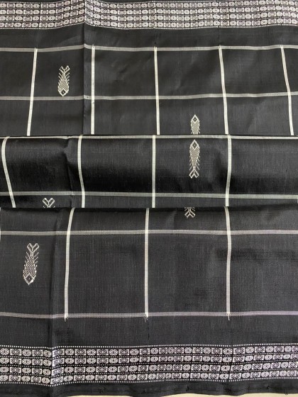 Exquisite Graceful body checks fish motifs double Aanchal Berhampuri silk saree with blouse piece